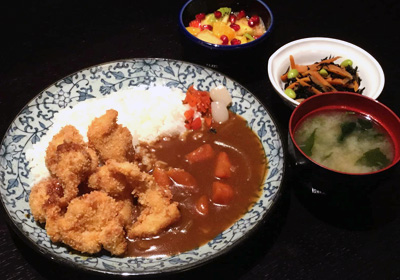 Curry alla giapponese con cotoletta di pollo su riso